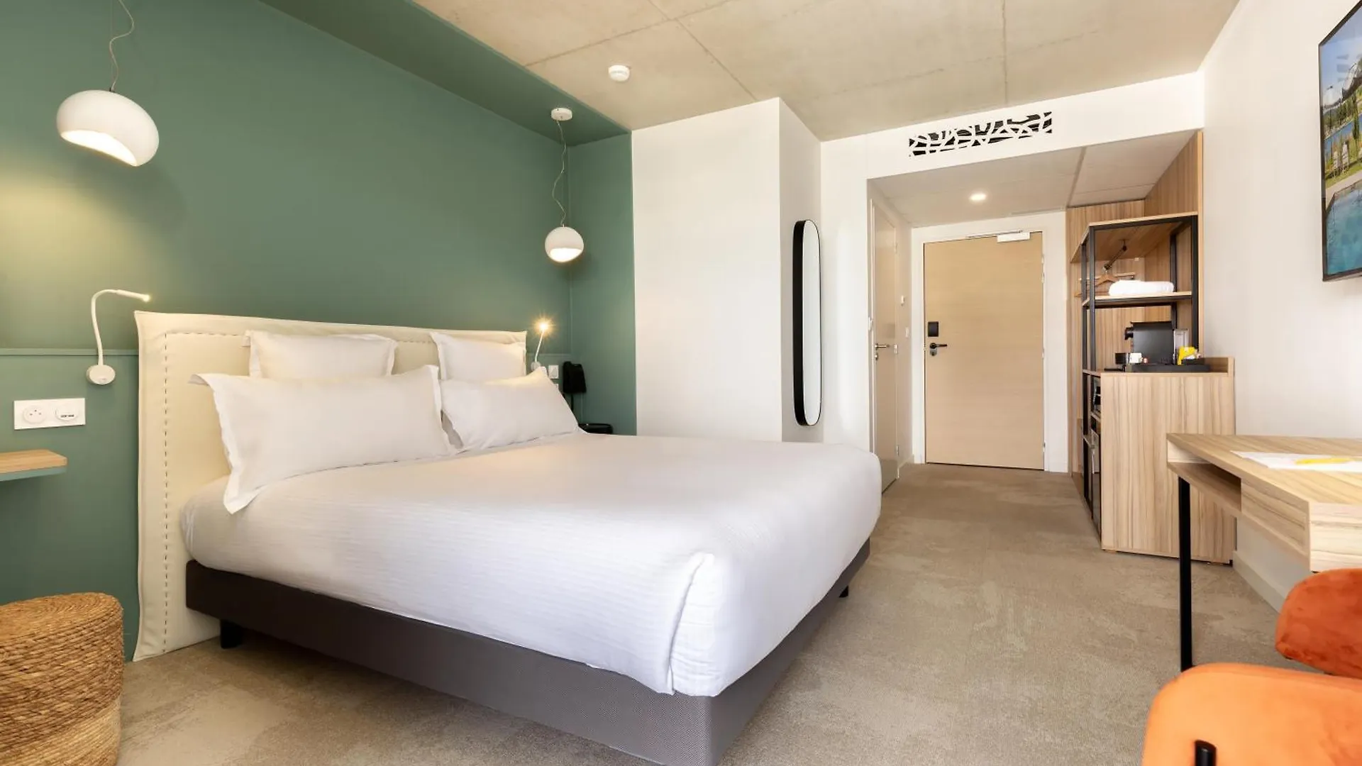 Golden Tulip Hotel & Rooftop Martigues Provence 4*,